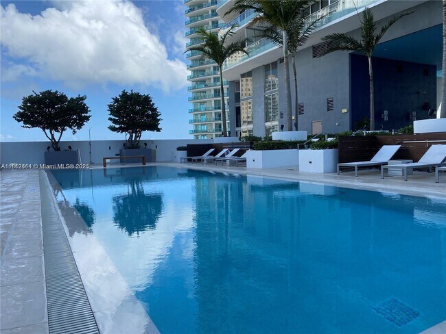 Building Photo - 1300 Brickell Bay Dr