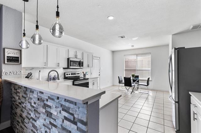 Building Photo - 1047 Stream Dr