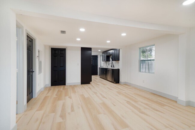 Building Photo - MOVE-IN READY 3BR/2BA Home - Special offer!