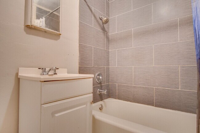 Building Photo - Central Pensacola 2BR Home with Fenced Yard, Updated Interior & Immediate Availability