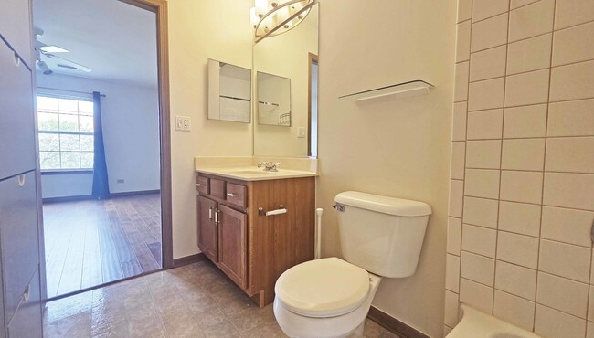 Building Photo - 614 E Whispering Oaks Ct