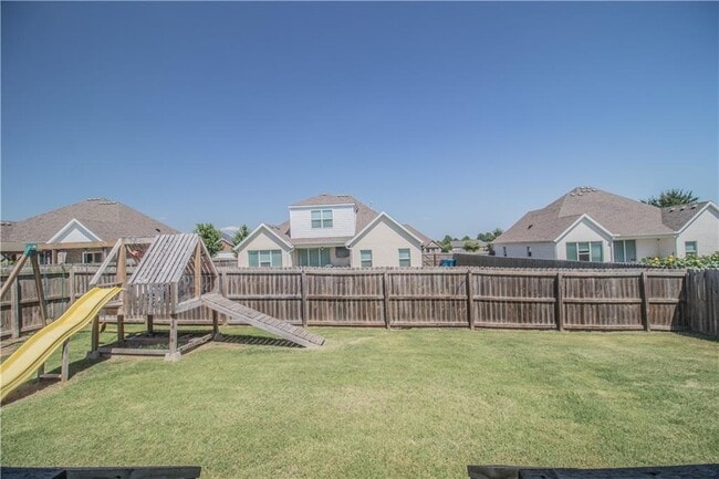 Building Photo - 4200 SW Hollyhock St