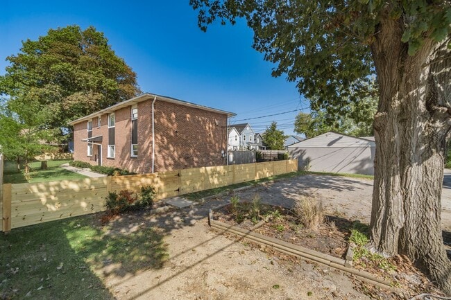 Building Photo - 721 Reinhard Ave
