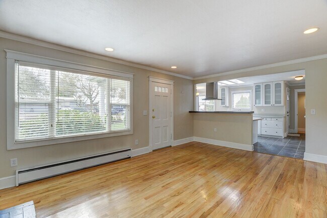 Building Photo - Charming Home in Sought-After Lower Kennydale