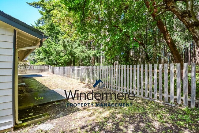 Building Photo - 4 bedroom 3 bathroom pet friendly home