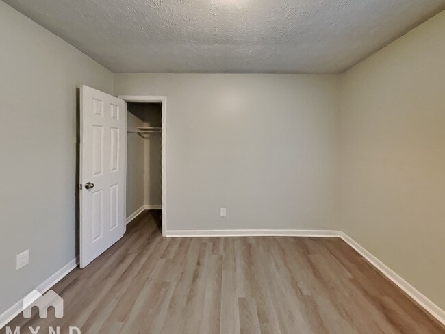 Building Photo - 247 Roxbury Dr