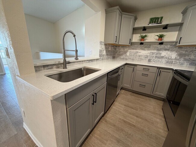 Building Photo - ANNUAL RENTAL - 2ND FLOOR 1 BED PLUS DEN/1 BATH CONDO IN GRANADA LAKES!