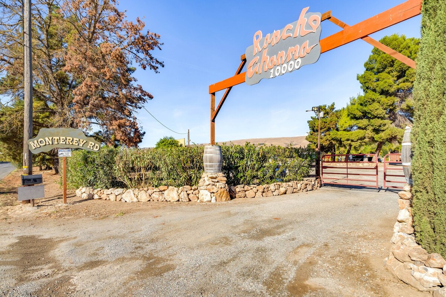 Building Photo - 10000 Monterey Rd