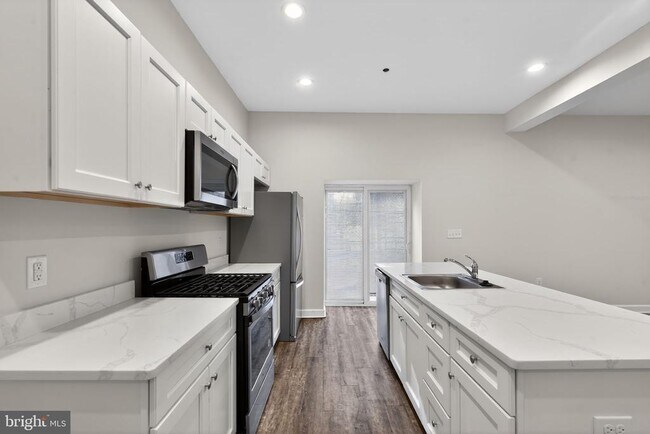 Building Photo - 980 N Marshall St