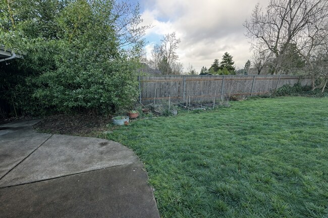 Building Photo - *Move-in Special - $200 off 1st Month's Rent* Updated 3-Bed Home in Desirable South Eugene