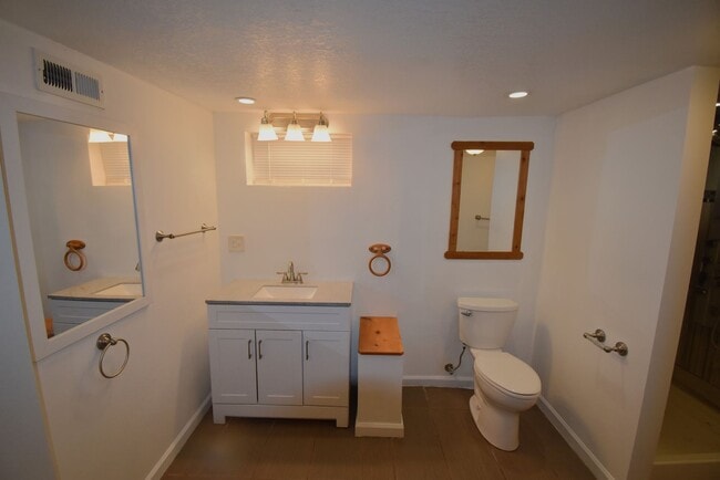 Building Photo - Move in special!  $1,500 off 1st months rent!