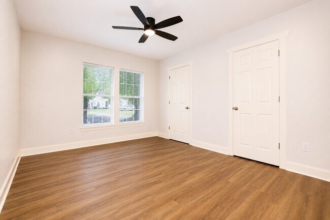 Building Photo - 1011 N Valderas St
