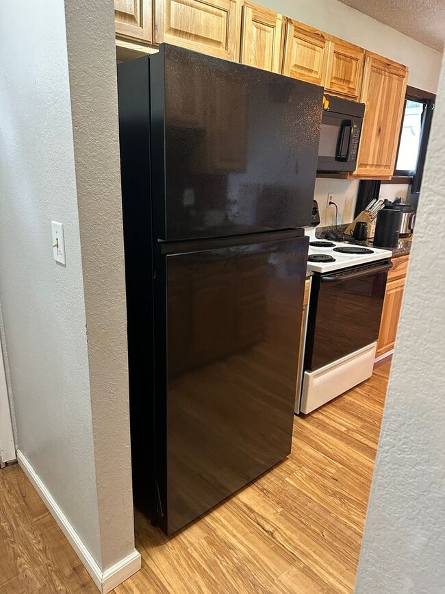 Building Photo - 1 BR/1 B near shopping center, UMED, and the Military base JBER.