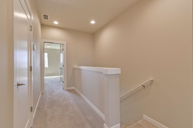 Building Photo - 17235 SW Goldcrest Ln