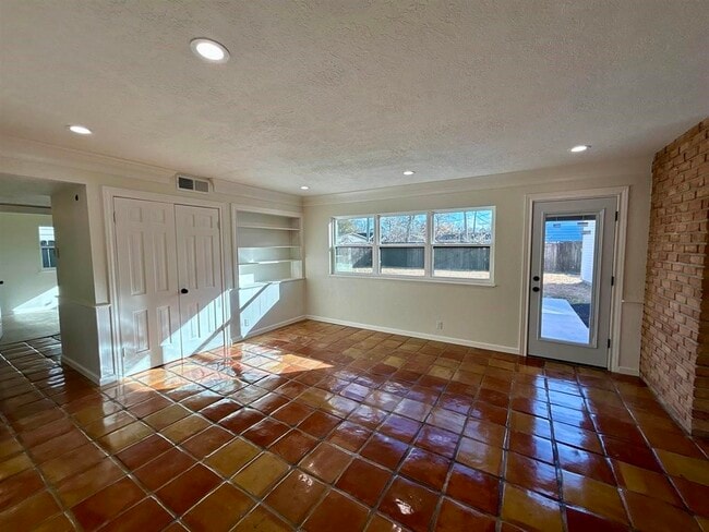 Building Photo - 6275 Westgate Dr