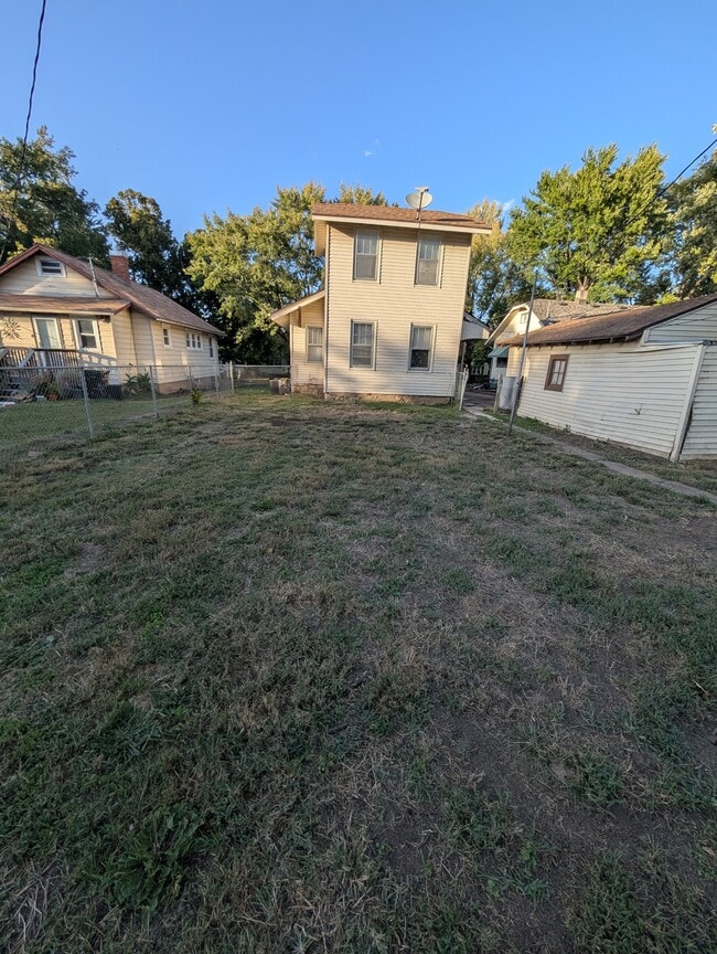 Building Photo - 2215 SW Hazelton Ct