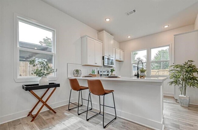 Building Photo - 8405 Schneider St