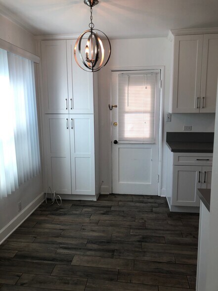 Building Photo - 5707 San Vicente Blvd