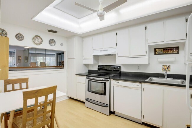 Building Photo - 3154 Via Poinciana