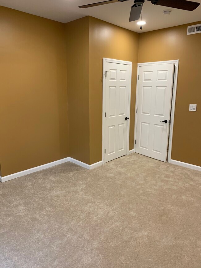 Building Photo - 410 W Maple Ave