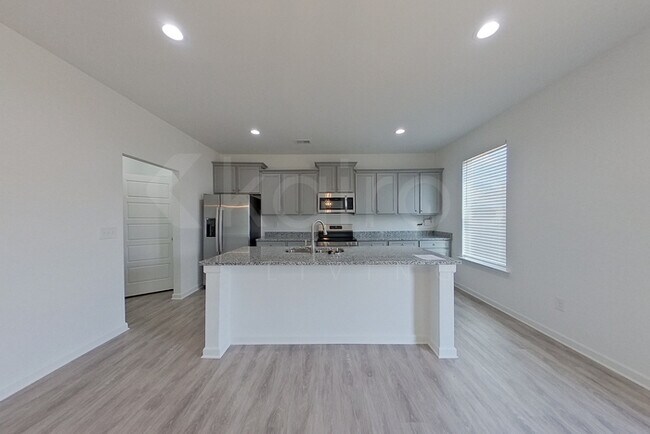 Building Photo - 100 English Oak Ln