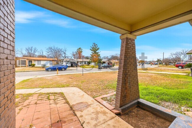 Building Photo - 6916 Shady Grove Dr