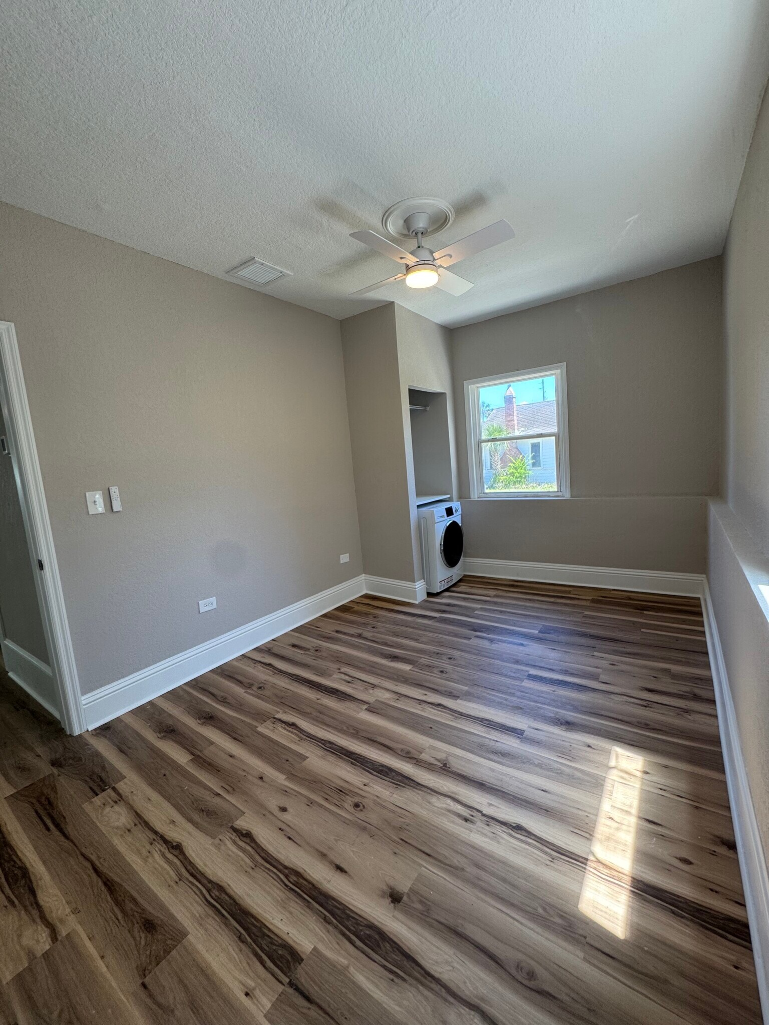 Building Photo - 708 Davis St