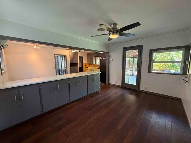 Building Photo - Charming Land Park 2 Bedroom