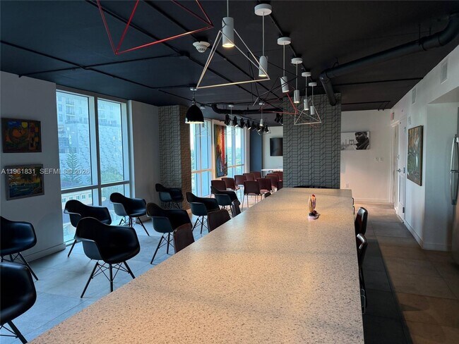 Building Photo - 437 SW 4th Ave