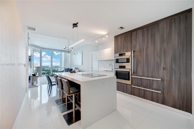 Building Photo - 851 NE 1st Ave