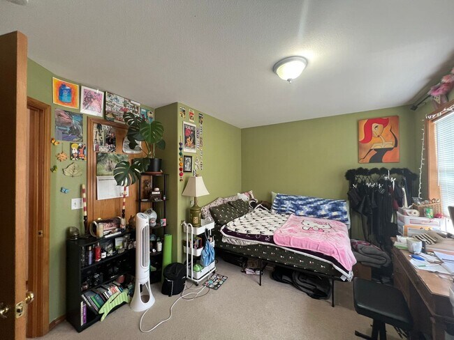 Building Photo - 3 Bed 1.5 half bath House Close to WWU and...