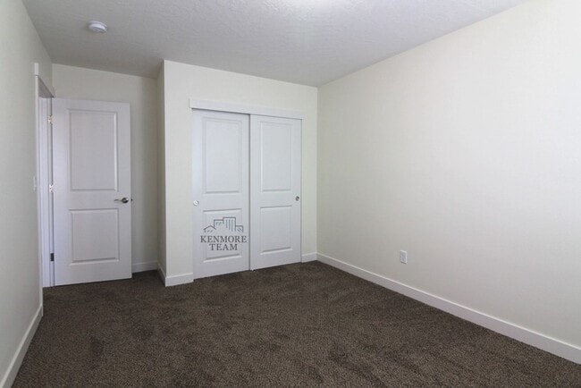 Building Photo - 1041 S Cedar Pl