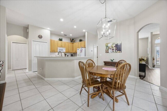 Building Photo - 722 Brighton Dr