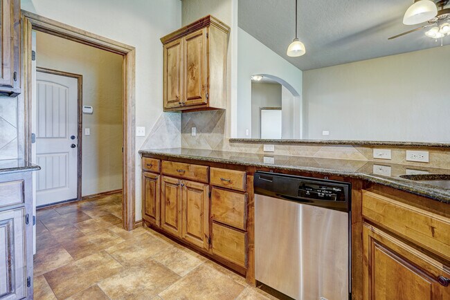 Building Photo - 1713 Pinewood Dr