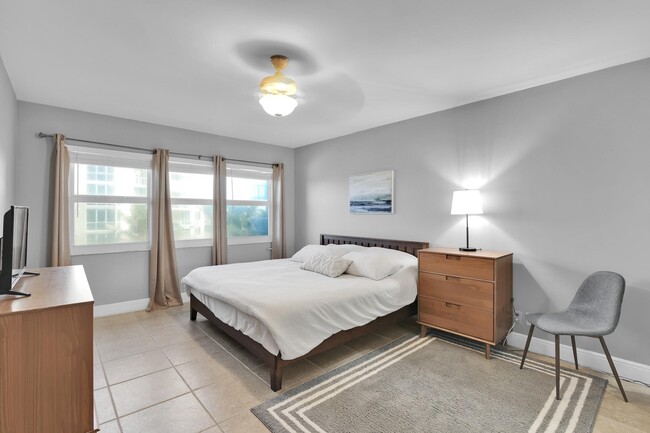 Building Photo - 1069 Hillsboro Mile