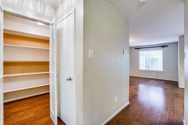 Building Photo - 11658 Lakeside Park Dr