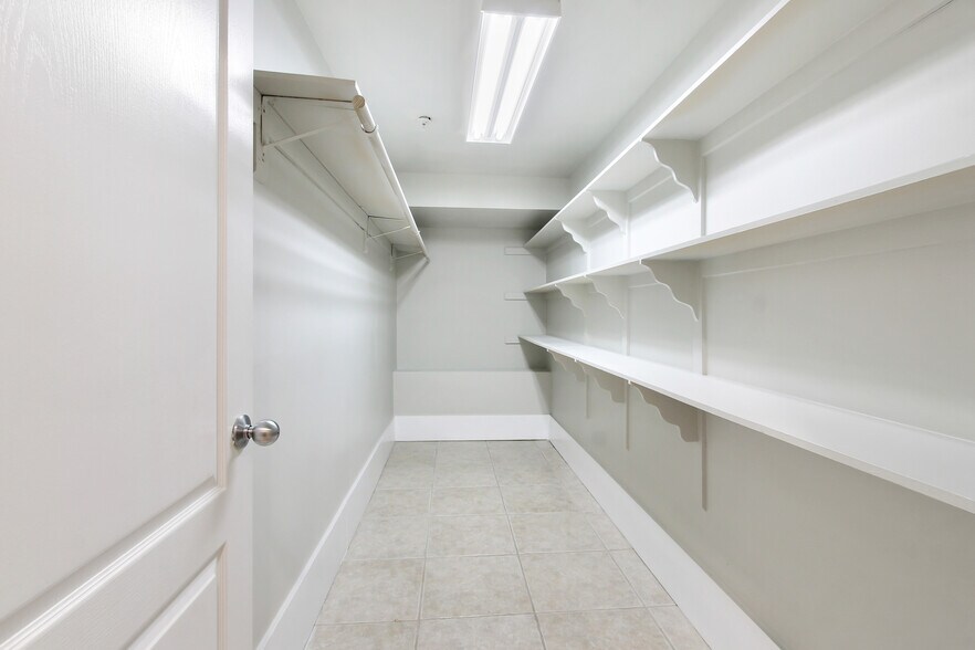 Walk-In Closet - 836 Park Ave