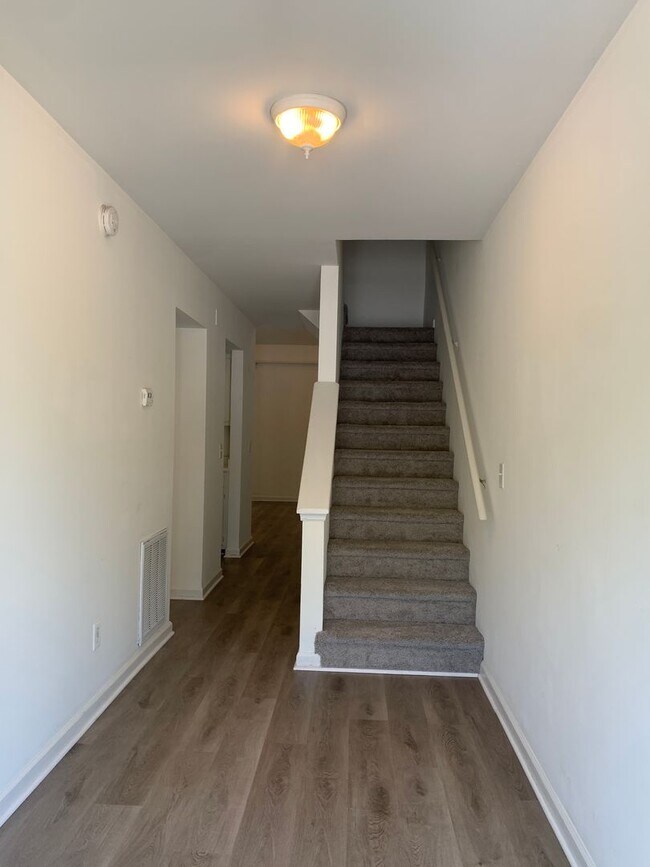 Building Photo - 3 Bedroom 2 Bath House Available Now on Nash
