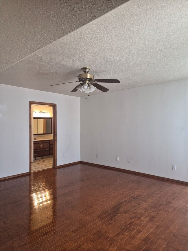 Building Photo - 5832 Avenida La Barranca NW