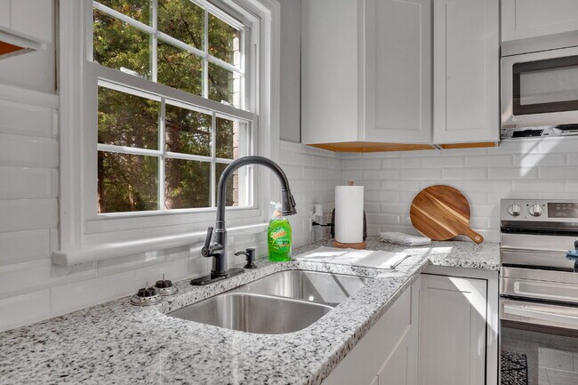 Building Photo - Move-In Ready Room Rental - PRIVATE BATH –...