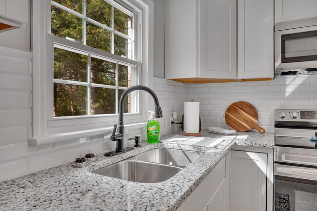 Building Photo - Move-In Ready Room Rental - PRIVATE BATH – No Deposit, Quick Approvals!