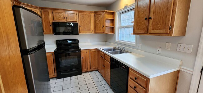 Building Photo - Available Now!! 3 to 4 Bedroom, 3 Full Bat...