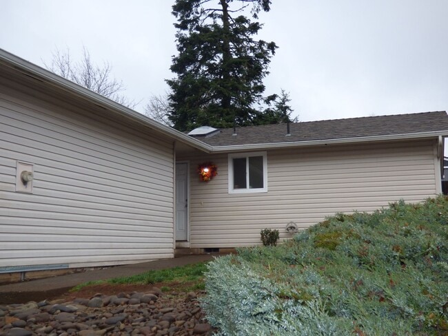 Building Photo - 2081 Elmwood Dr S