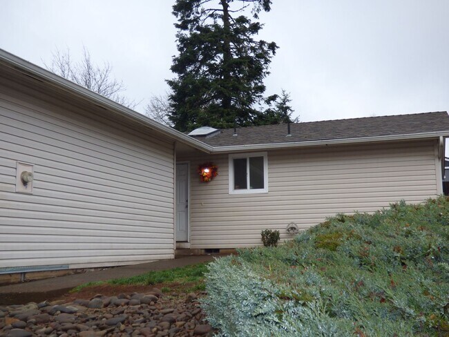 Building Photo - Rent Special: 1/2 Off September's Rent!! 3 Bed Home in South Salem
