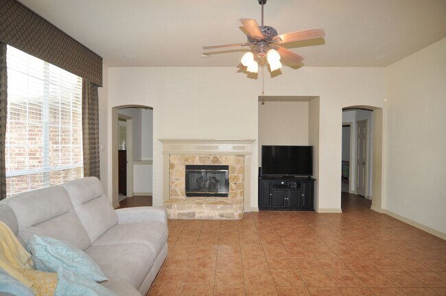 Building Photo - COMING SOON! Stunning 4-2-2 in Ft. Worth –...