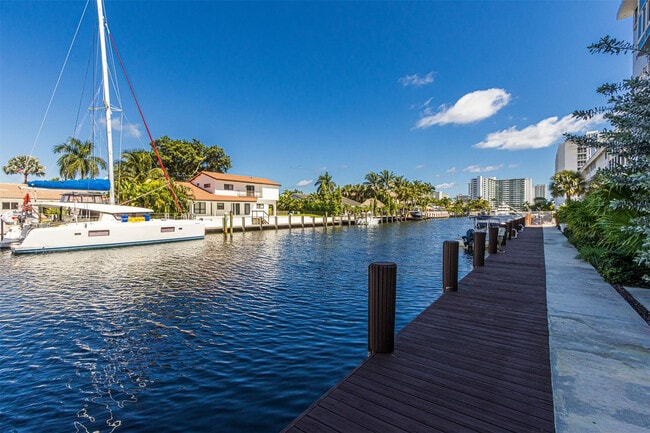 Building Photo - 2829 NE 33rd Ct