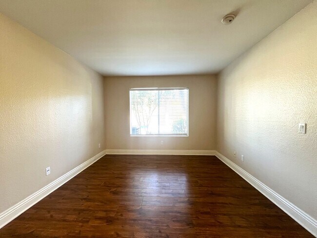 Building Photo - 2 bed, 2 bath located in Corona, CA!