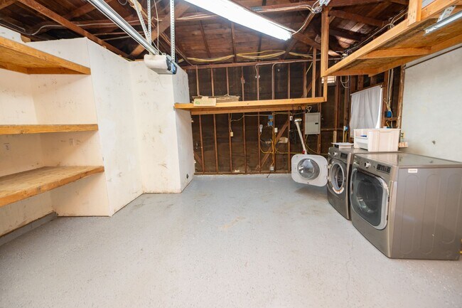 Building Photo - 3BR/2BA home with bonus room & additional ...
