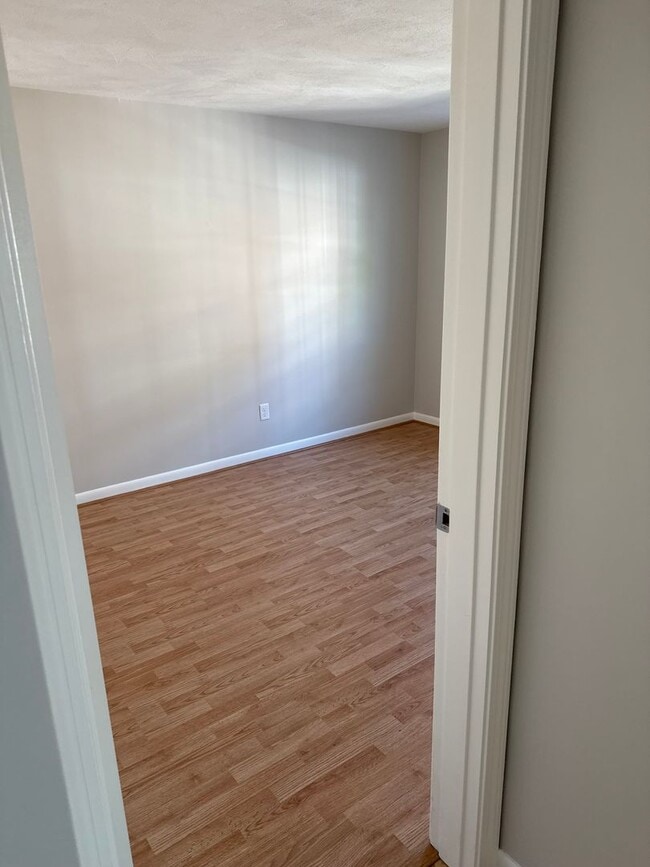 Building Photo - Well-Maintained 2-Bedroom Condo in prime C...
