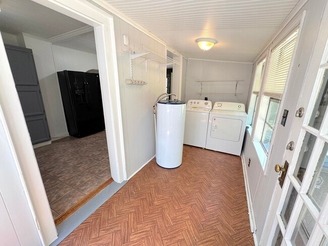 Building Photo - Charming Two-Bedroom Single Family Home with Detached Garage